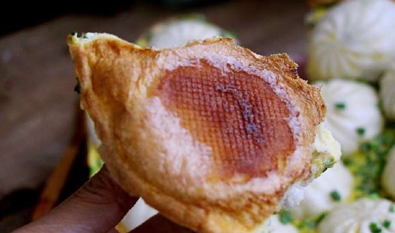 做法|偷懒做的早餐全家吃上瘾,暄皮脆底,鸡蛋抱着包子一锅出,遭抢