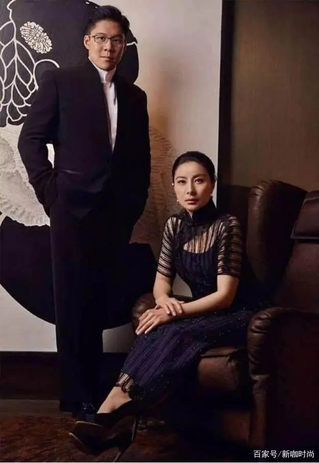 都说|都说郭晶晶旺豪门，看她这身白色斗篷装，肌肤娇嫩似少女