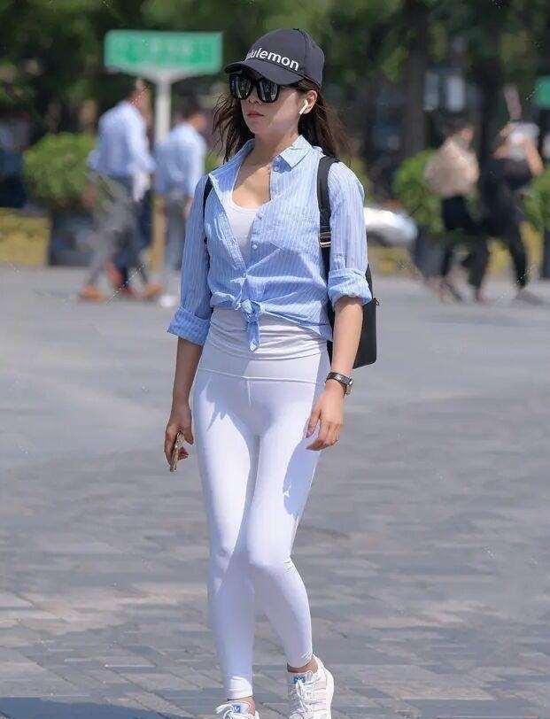 饱和度|黑色修身长袖搭配黑色紧身打底裤,成熟知性风,还非常优雅
