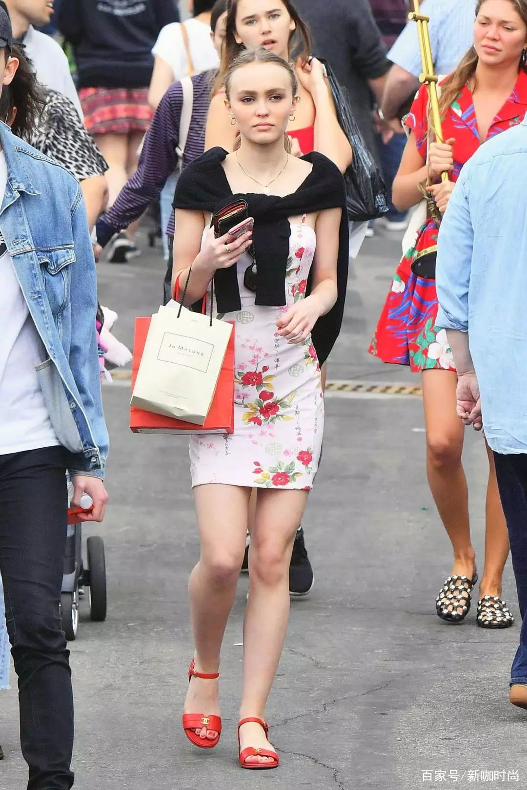 样式|德普20岁女儿近照，吊带裙“若隐若现”，单手叉腰摆pose酷劲十足