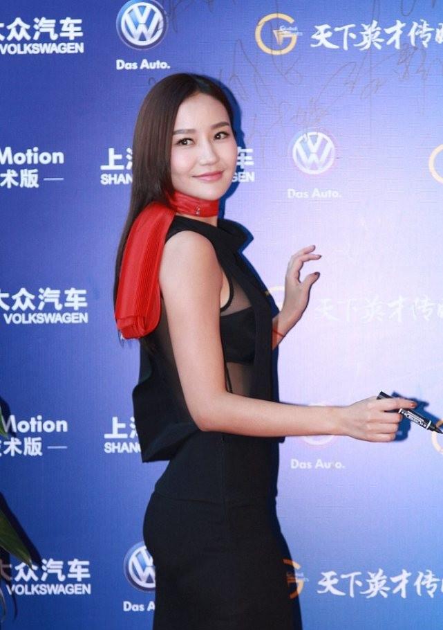 黑纱|张国立的女徒弟穿衣大胆，黑纱挡着后背，侧身更显出好曲线