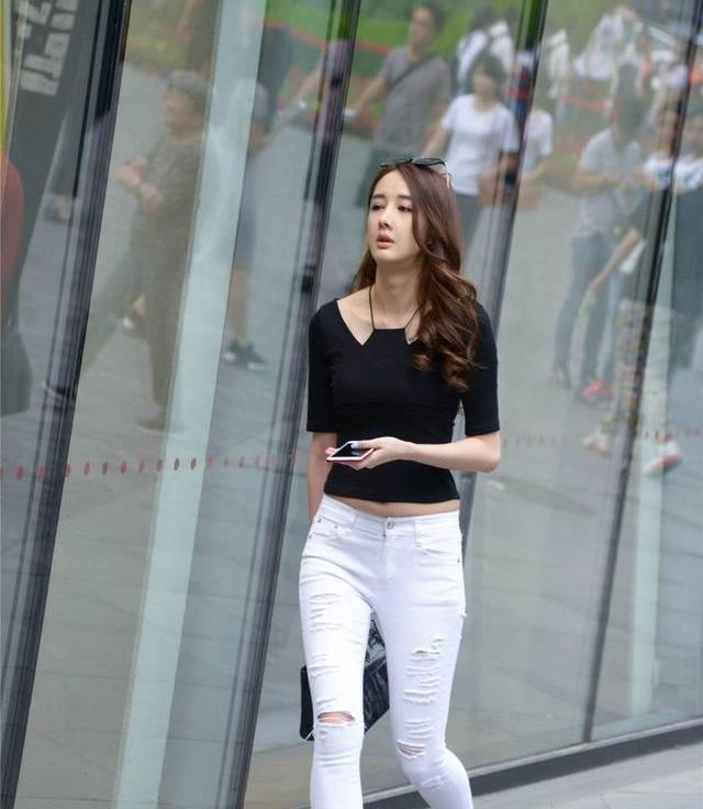 的结果|美女穿搭:白紧身牛仔裤与白板鞋搭配, 显年轻, 穿着随意