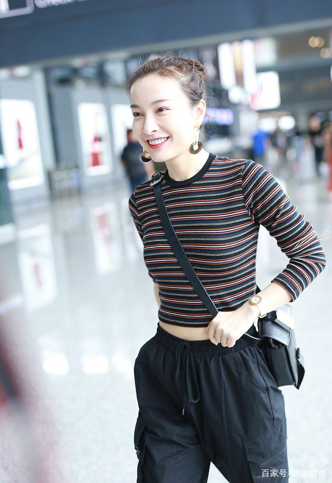 杨幂|36岁吴昕现机场，大胆挑战baby、杨幂穿法，效果出乎意料！