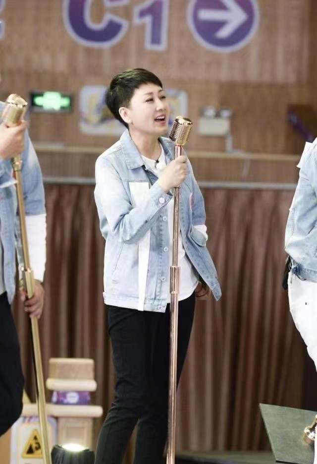 整体|张凯丽走机场像大妈遛弯,大裤衩配拖鞋,2万家居服穿出睡衣味道