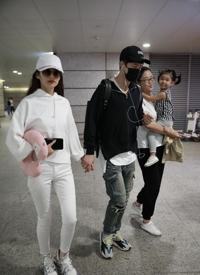 卫衣|颖儿勒得不难受？这么紧的牛仔裤也能塞进去，腿型真是一言难尽