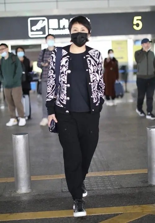 整体|张凯丽走机场像大妈遛弯,大裤衩配拖鞋,2万家居服穿出睡衣味道