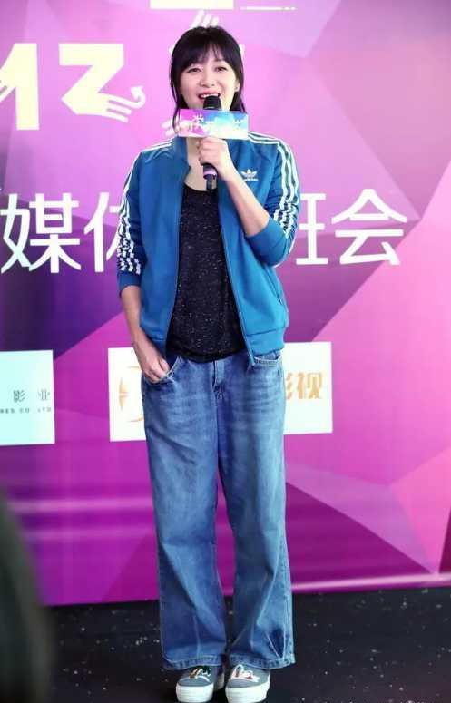 卫衣|徐静蕾携男友出活动，穿卫衣配紧身裤显胯宽大，黄立行倒是很帅气