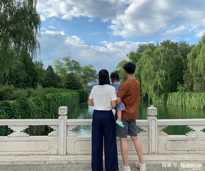 身材|43岁朱丹尴尬了，平底鞋搭宽松裙衣无惧素颜，小肚腩都有了