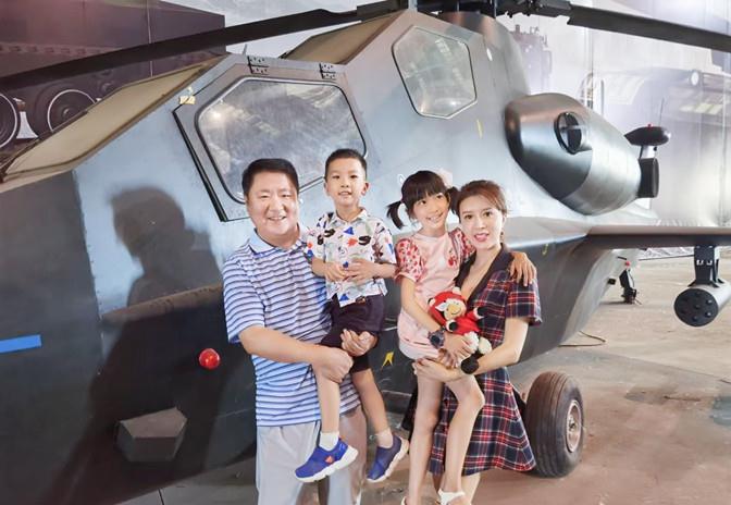 身材|金巧巧外出吃大排档,穿百元T恤怼脸直播,鸡蛋白肤质比爱豆还嫩