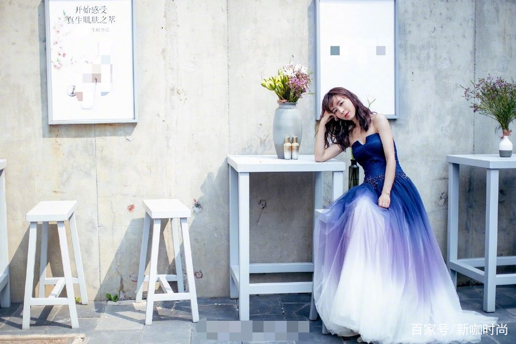 样式|张静初不时尚但敢穿？一袭海蓝色长裙，高贵典雅又风情万种