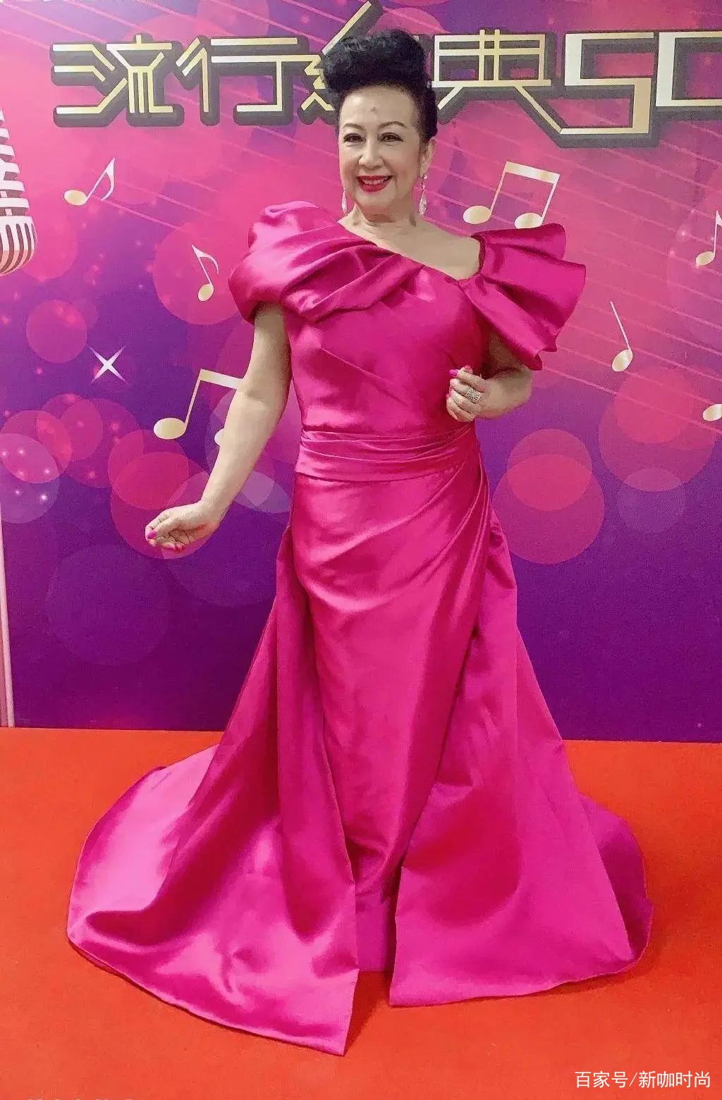 样式|汪明荃爱玩“老来俏”，年过七十还穿公主风造型，效果却好得意外