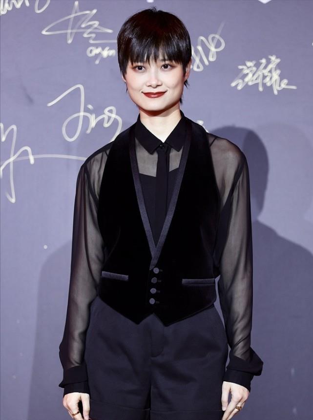 黑色|“假小子”李宇春风格大变，穿薄纱衬衫配短裤，“大长腿”太晃眼