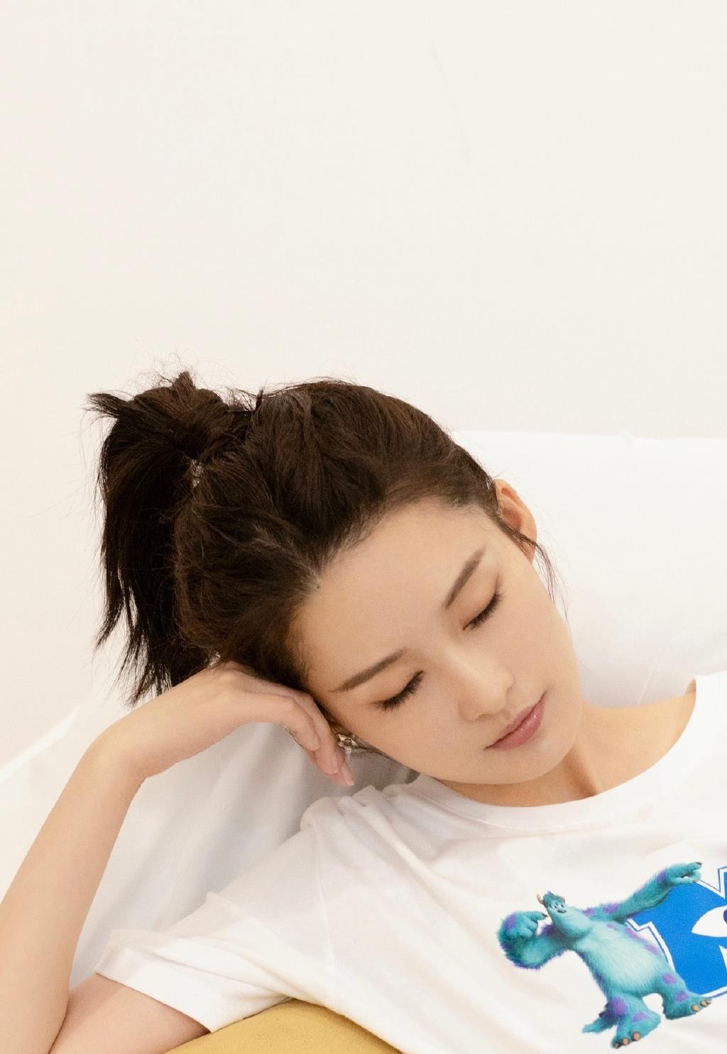 写真照|李沁这颜值太吃香了，穿淡黄色上衣配牛仔裙，30岁嫩回少女时代