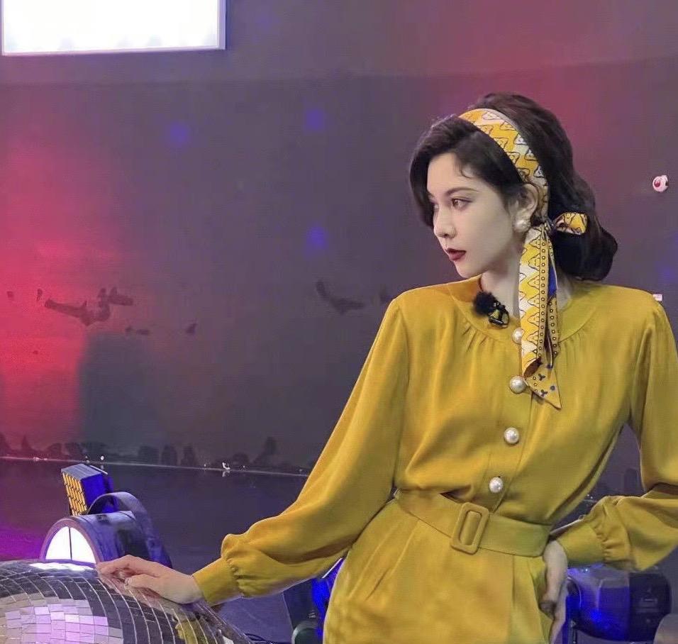 波浪|宋妍霏和妈妈同秀80年代复古风,黄色裙配大波浪,发带好有年代感