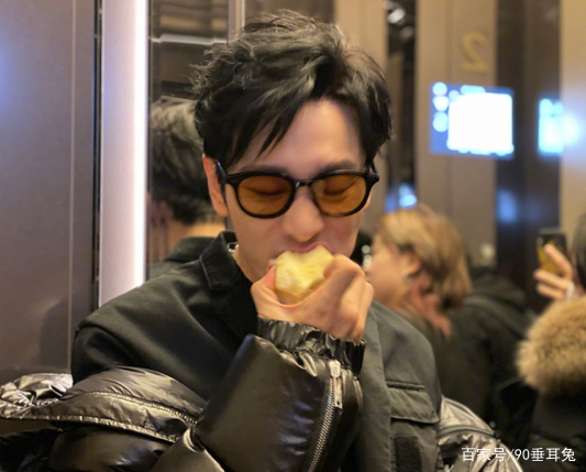 去油|黄晓明是怎么去油成功的?T恤西装小鲜肉,又收获一大堆迷妹