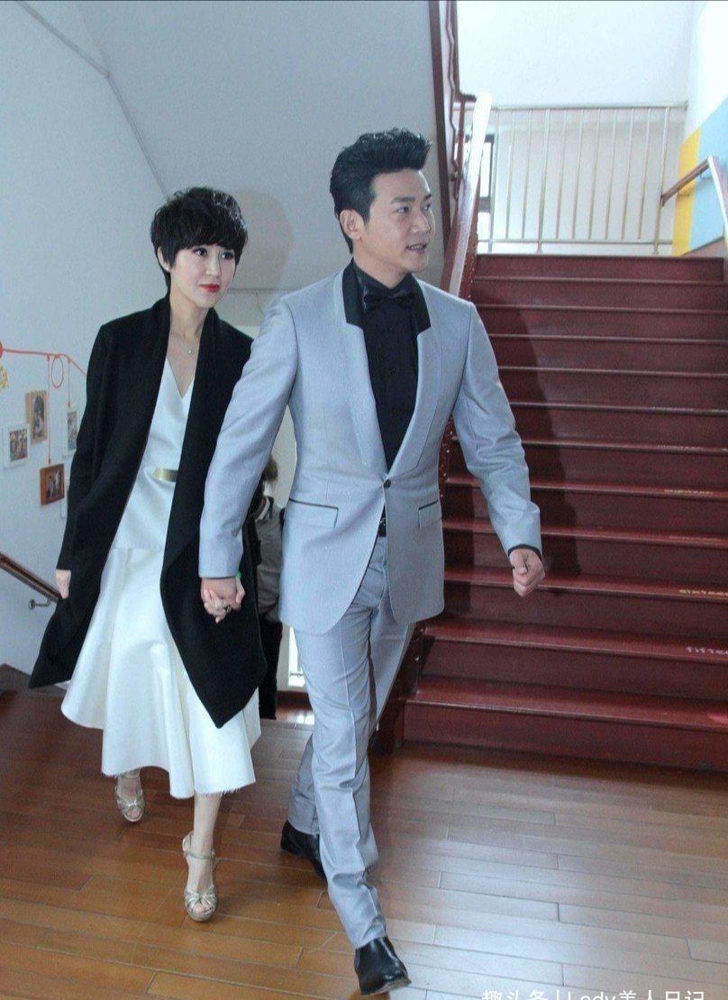 鲍蕾|陆毅鲍蕾合体亮相,十指相扣羡煞旁人,鲍蕾一袭白裙尽显优雅