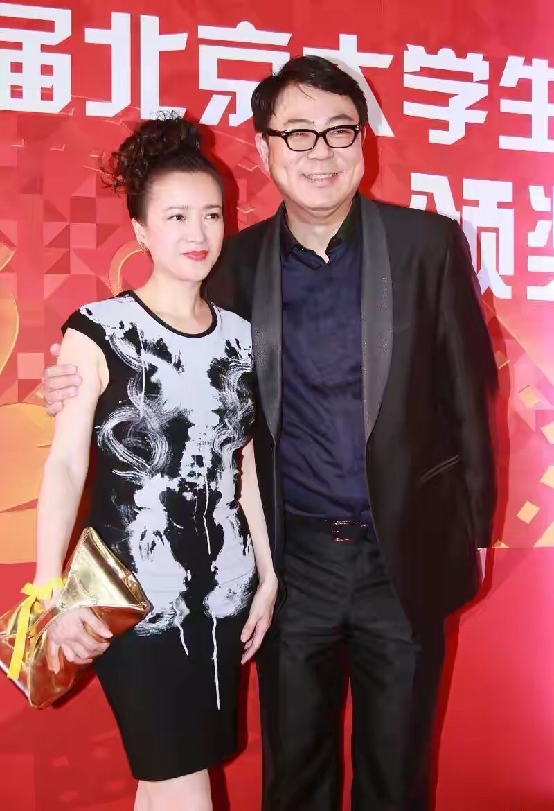 中老年|何晴无惧身材发福，穿T恤走红毯够自信，有“大妈肚”气质也高级