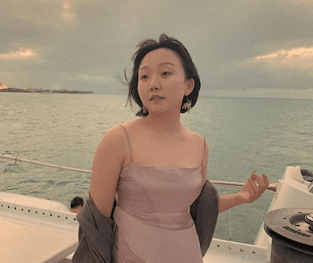 颜色|谁说胖女孩不能穿吊带，辣目洋子穿得时髦又洒脱，130斤依旧自信