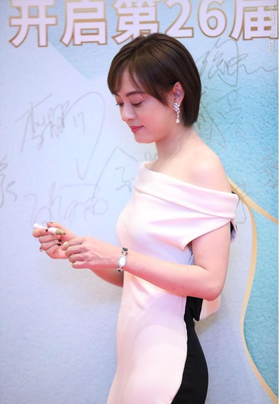 魅力|孙俪“娘娘”范十足，穿紧身裙举止端庄，造型时髦气质更高级了