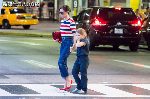 显得|维多利亚气质真好，条纹T恤配牛仔裤简约随性，大长腿实力抢镜