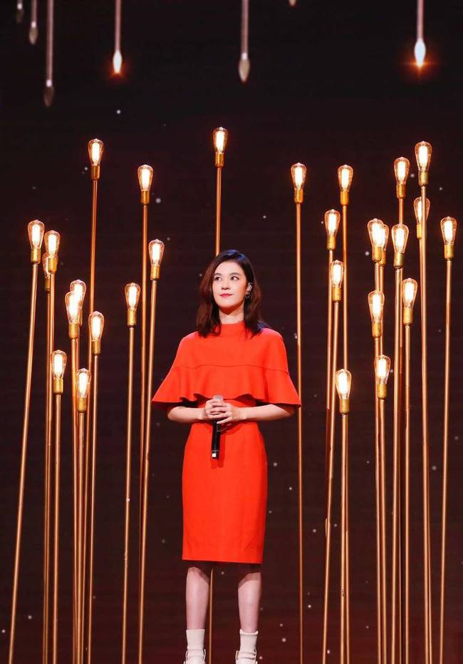 条纹|郁可唯人到中年,短发搭配毛衣意外减龄又时髦!