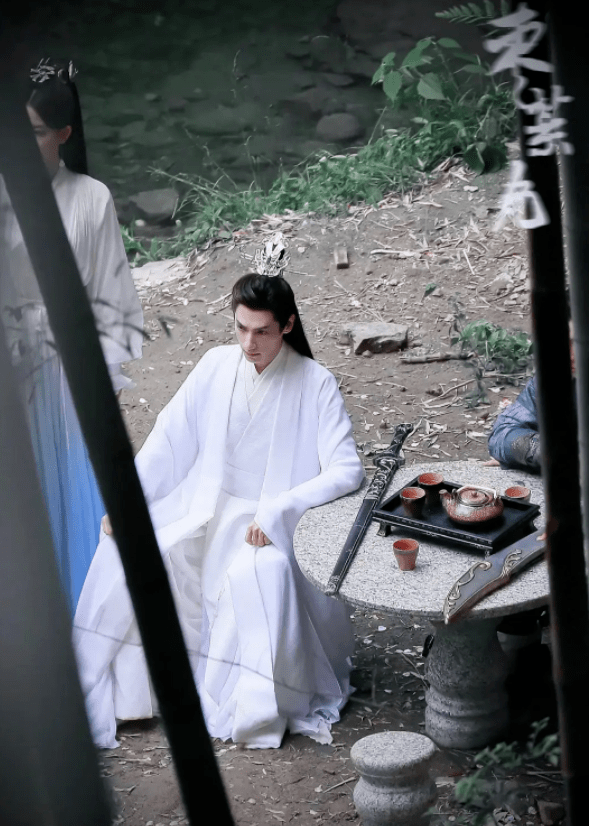 张凌赫|《吉星高照》路透被嘲，《皓衣行》被拉出来对比，服装造型很关键