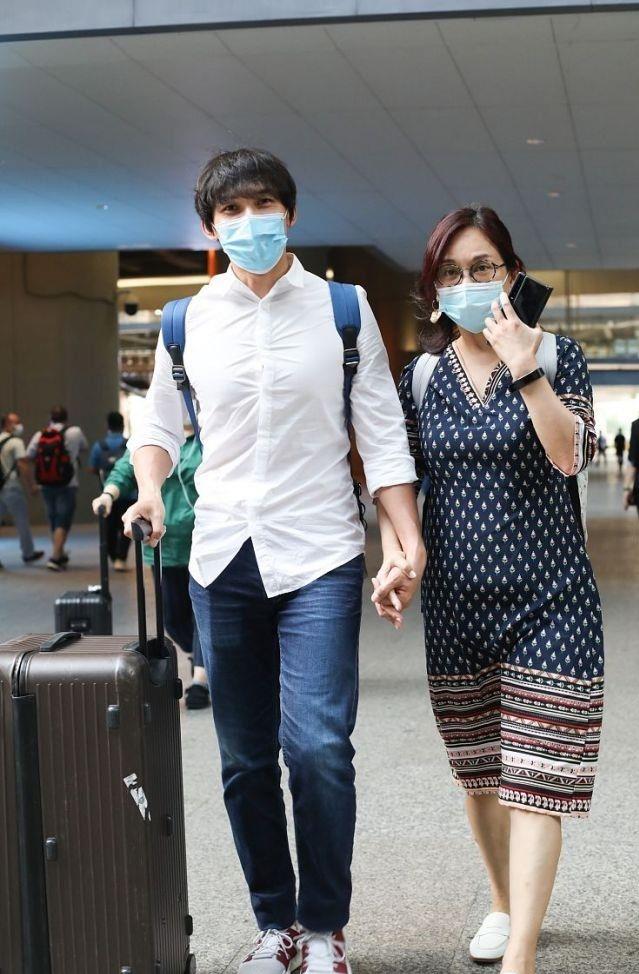 陈松伶|陈松伶携小8岁老公走机场，穿碎花连衣裙身材发福，却被宠成公主