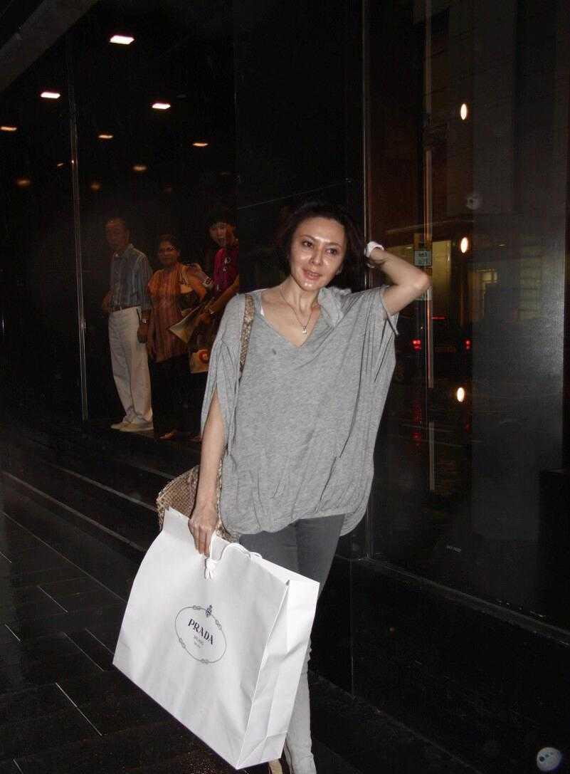 关之琳|路人镜头下的“关之琳”，宽松T配紧身裤，修长美腿不输小姑娘