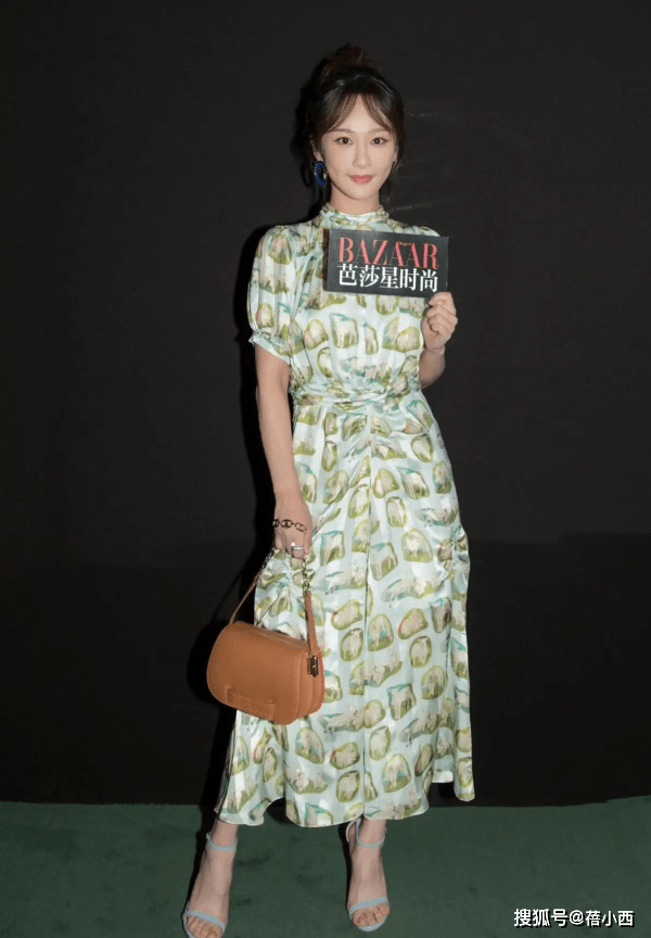 小洞|杨紫在国外看秀美出新高度，穿印花连衣裙领口开个小洞，气质惊艳