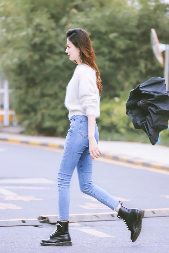 造型|路人镜头下的徐璐太瘦了，穿紧身牛仔裤还有褶，这身材我酸了