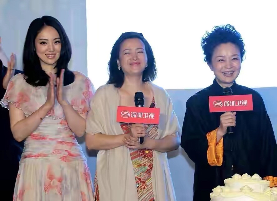 中老年|何晴无惧身材发福，穿T恤走红毯够自信，有“大妈肚”气质也高级