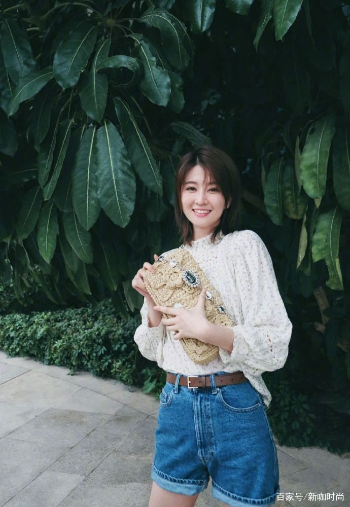 休闲风|乔欣越长越显嫩？18张风格各异美照，肤白貌美似少女