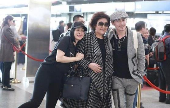 下半身|钟丽缇挽婆婆秀和谐,穿紧身裤曲线真美,婆婆虽发福却更显时髦