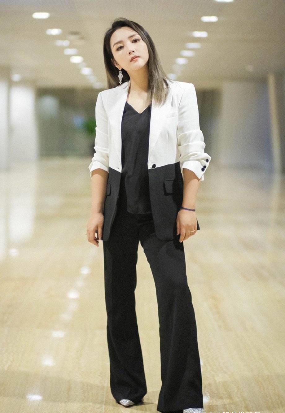 女王|何洁的时尚好难懂，为显高穿短裙却显真实腿型，全靠女王气场硬撑