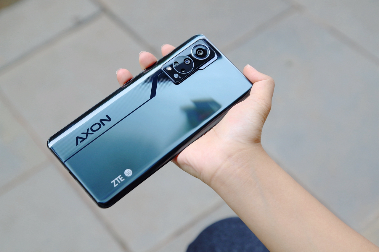 彻底解决手机屏幕上最后一个孔中兴axon30屏下版抢先体验