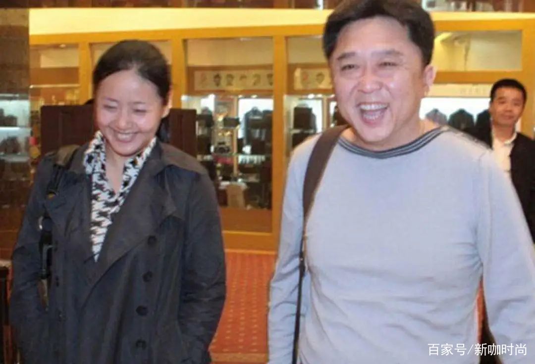 样式|于谦老婆长这样，长款印花衫搭老爹鞋，时髦不似“奔五”女人