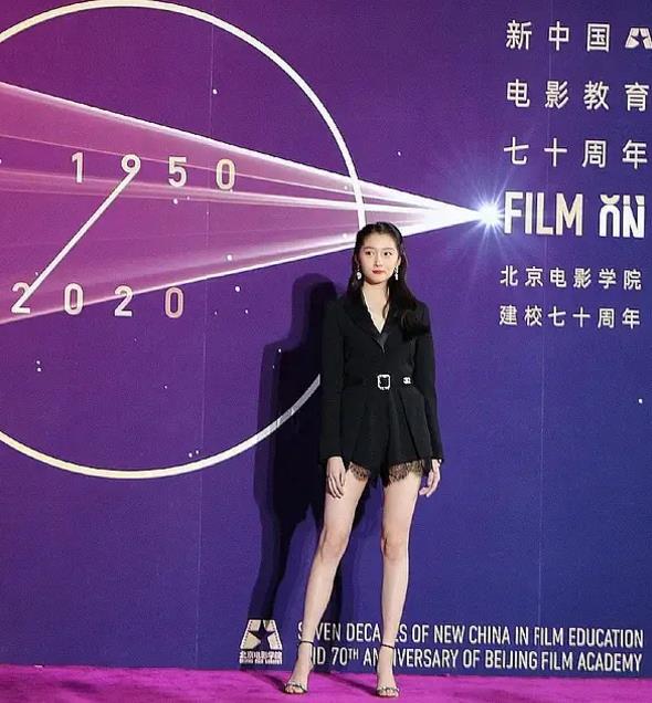 北电|北电校庆历代花旦同台比美！杨幂发际线瞩目，杨紫透明裙暴露腿粗