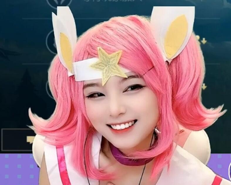 原创火线妹人气严重下滑cos拉克丝挽回穿着暴露却被吐槽是坦克