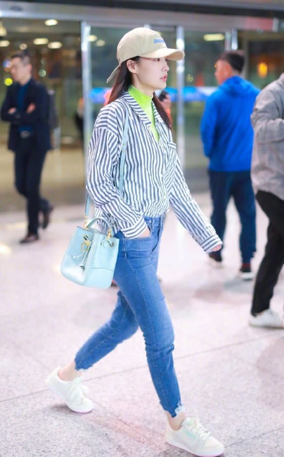 浅绿色|衬衫扣这样系才美，李沁留两颗变V字领，搭配着牛仔裤穿美绝了！