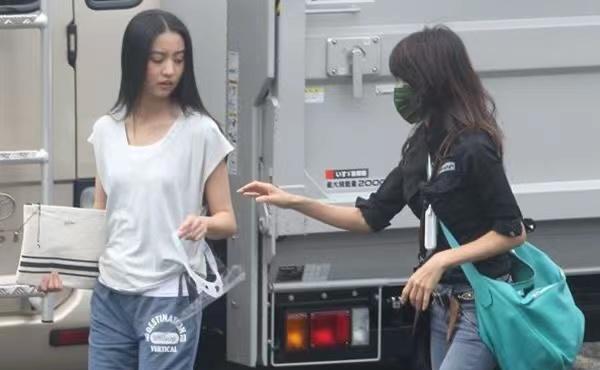 黑色|工藤静香带女儿出门，她穿紧身裤细腿不输木村光希，不愧是女神
