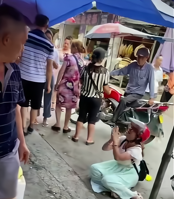 湖南女子買葡萄老闆不願抹零,跪地哭鬧引人圍觀,網友不理解_女人