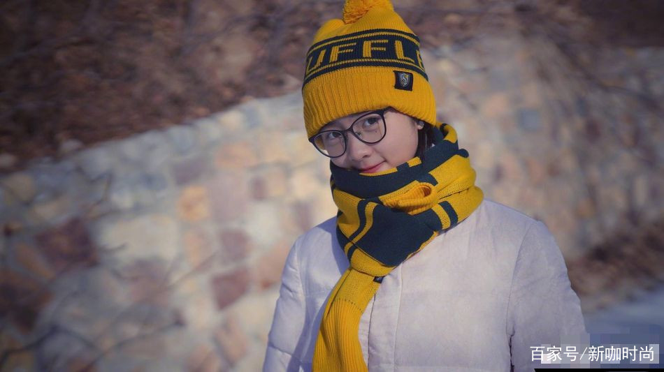 小姑娘|黄磊13岁女儿“放飞自我”，黄帽子搭白羽绒服，戴副眼镜气质飙升