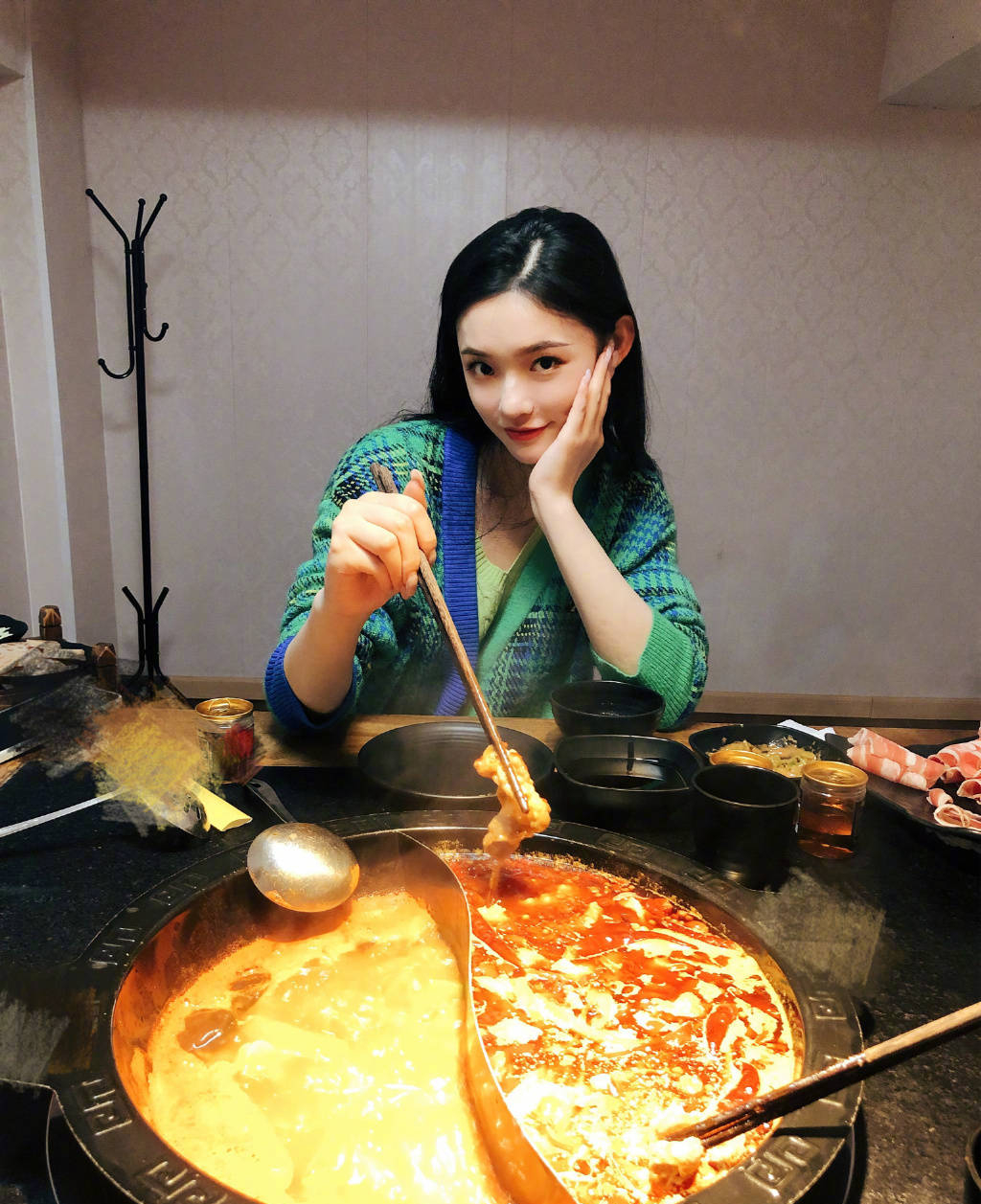 林允晒自拍发量令人羡慕 穿男友风白t衬纤细身材