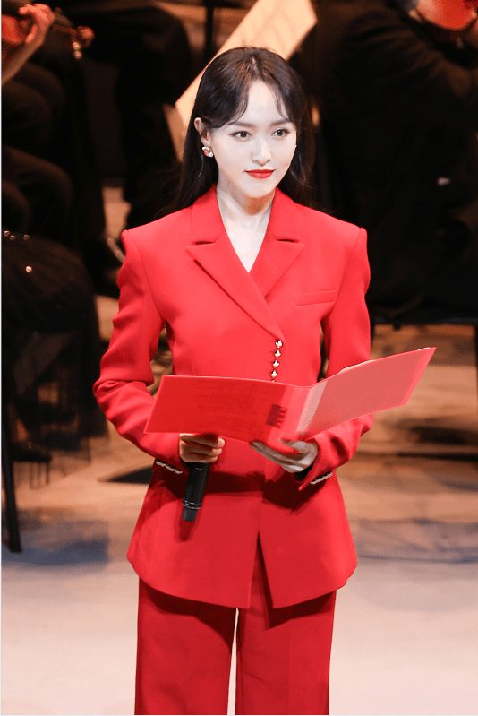 &quot|唐嫣婚后状态一直挺在线，穿红西装撕掉＂傻白甜＂标签，又美又飒