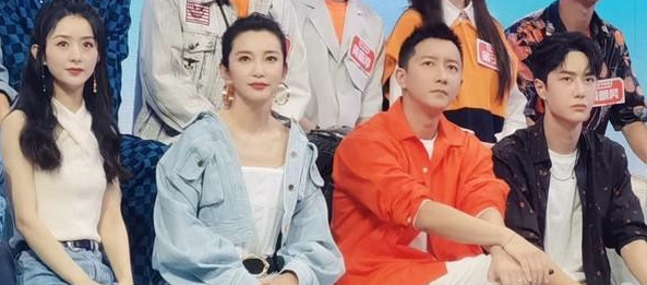 设计|47岁李冰冰真敢穿，直接套件“卫生巾”背心，同框赵丽颖耍时髦