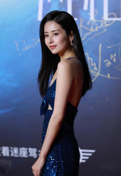 设计|颖儿身材真是恰到好处,穿V领礼服肋骨明显,曲线越瘦气场越犀利