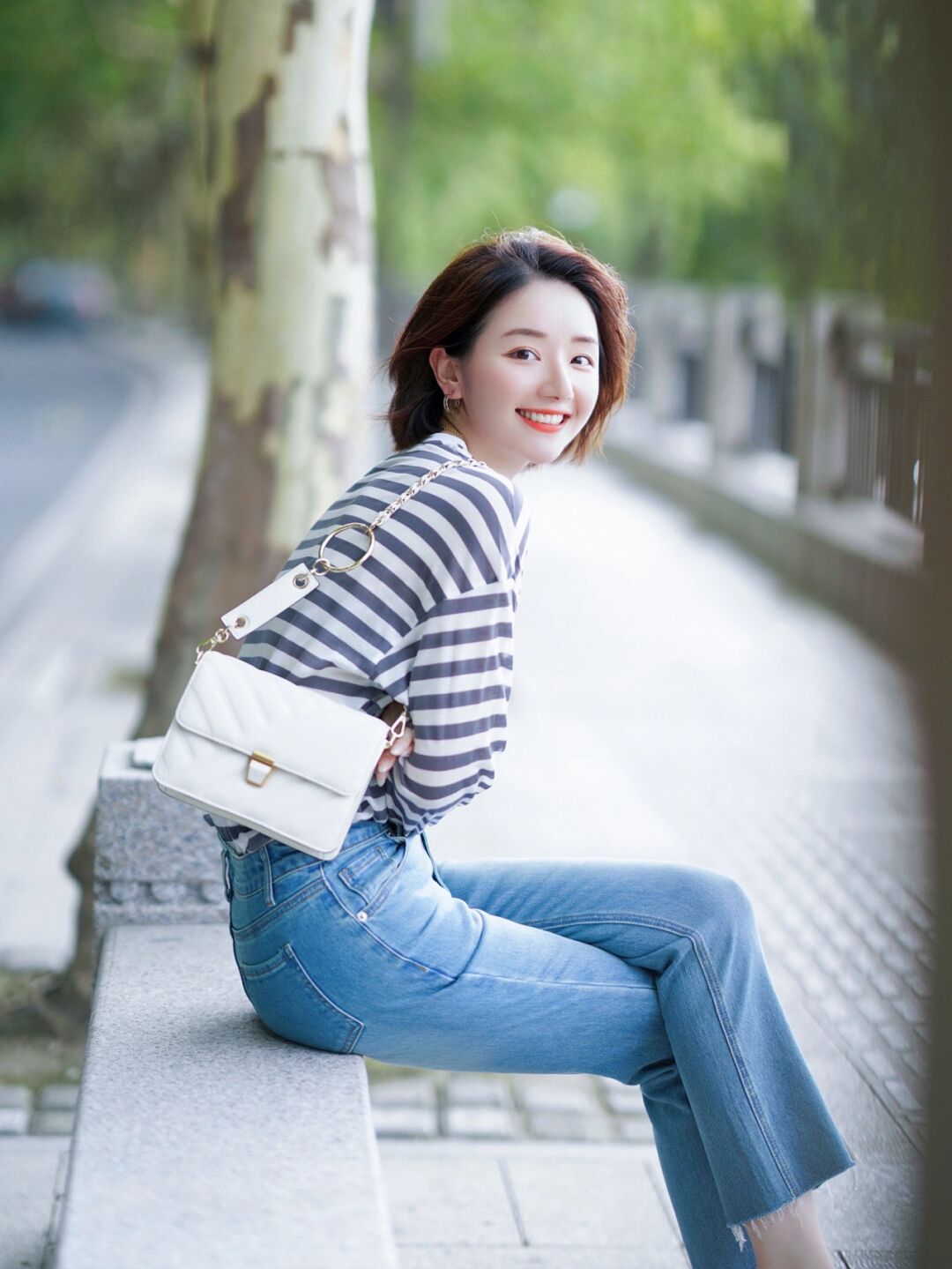 条纹|小个子女生如何穿显高？条纹衫配牛仔裤显瘦还提升气质，高级洋气