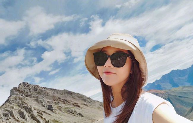 显得|邓家佳淡蓝色连衣裙穿搭,就算年过三十气质依旧优雅有气场