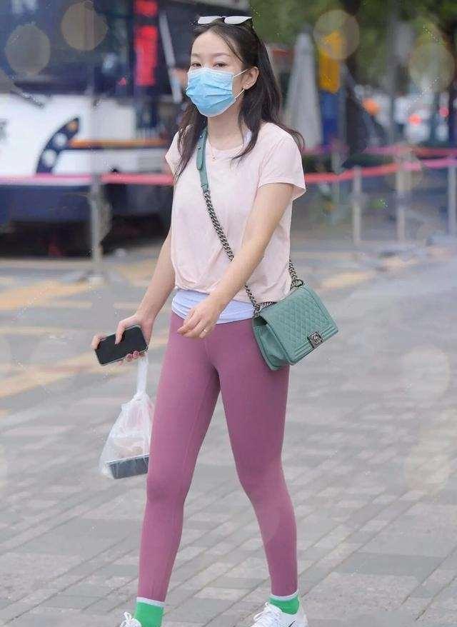 卫衣|黑色紧身打底裤搭配白色T恤,夏季最火穿搭,超显身材