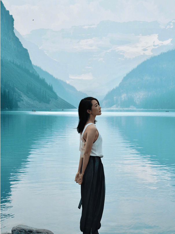 陈赫|陈赫前妻不愧是模特，短上衣配牛仔裤就穿成风景，远看还似小姑娘